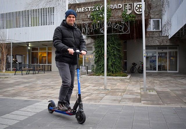 Trnavskí úradníci budú môcť na prepravu využívať aj kolobežku s elektrickým motorom