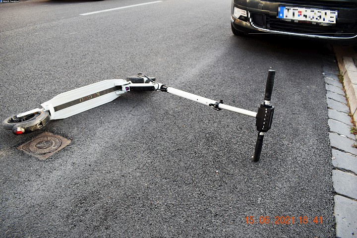 Ďalší kolobežkár v nemocnici. Chlapec na elektrokolobežke narazil do auta