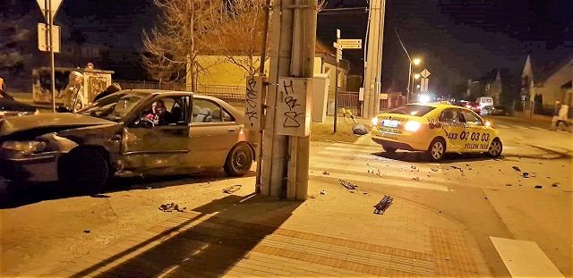 Nehoda na Kopánke: Auto po zrážke s taxíkom skončilo na chodníku