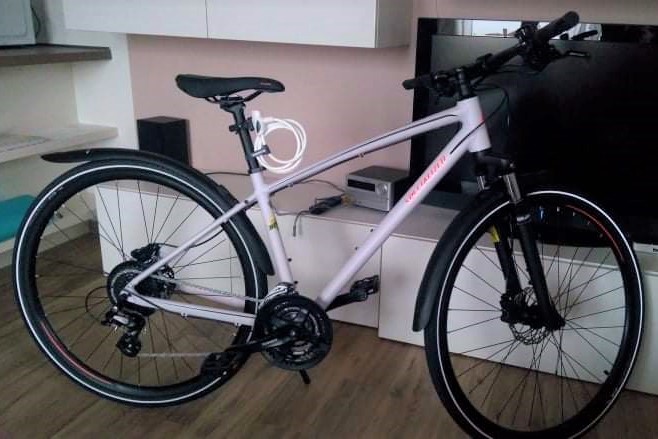 Z krčmy v Koplotovciach ukradli značkový bicykel, polícia ho hľadá
