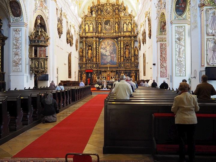 Rúška aj vonku, limit počtu zákazníkov v obchodoch, obmedzenia v športe aj kultúre