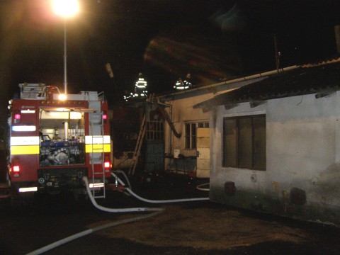 Pri požiari dielne na družstve takmer uhorel muž