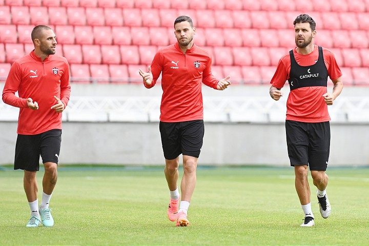 Zo Spartaka: Ďuriša chytila búrka, Rusov s novou zmluvou, Koštrna zatiaľ bez