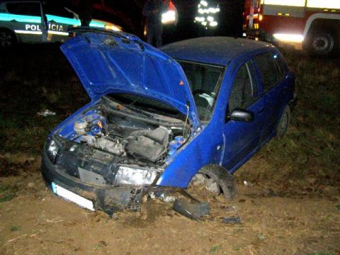 Medzi Krakovanmi a Očkovom Fabia v poli, dvaja zranení