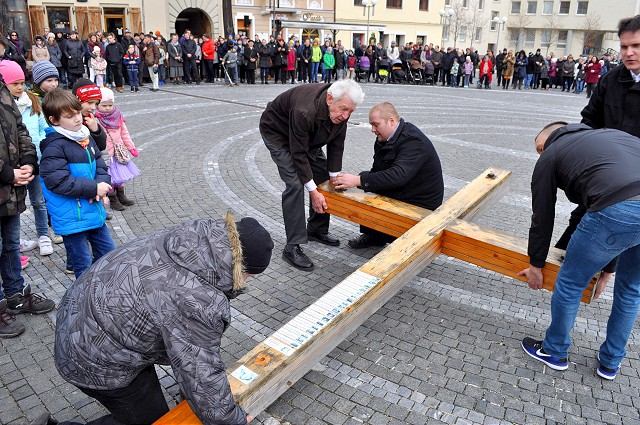 Trnavčania niesli mestom kríže, pripomenuli si utrpenie Ježiša Krista