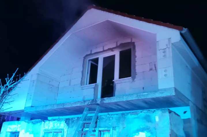 Polícia hľadá muža, ktorý nezaplatil za tankovanie, v Križovanoch horel dom