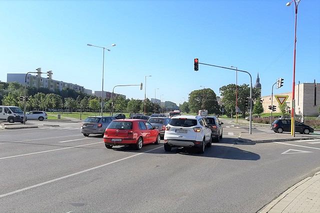 Semafory na križovatke Rybníková – Špačinská v Trnave skúšajú trpezlivosť vodičov