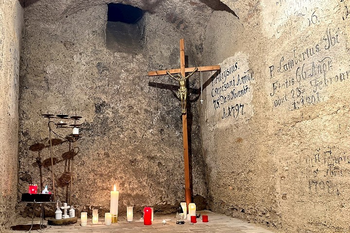 Františkáni sprístupnili kryptu pod svojim Kostolom sv. Jakuba pre verejnosť