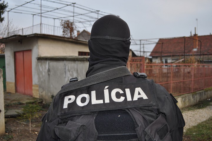 Kukláči zasahovali vo Zvončíne, našli drogy, zbrane aj výbušniny