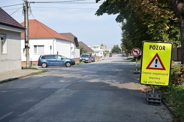 Vodiči pozor: Na Pažitnej ulici dočasne otočili smer premávky