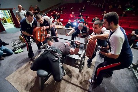 Maďar Mészáros vytlačil v Trnave nad seba 290 kilogramov!