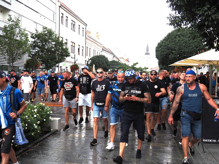 Fanúšikovia poľského Lechu Poznaň sú už na štadióne, policajti sú zatiaľ bez práce