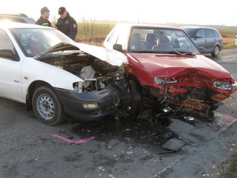 Zrážka dvoch áut pri Lehniciach, troch ranených odviezli sanitky