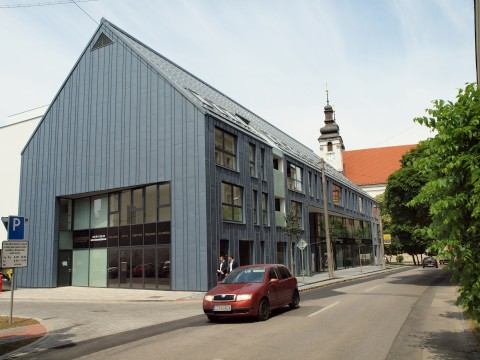 Plechová búda Leonardo zbledne po kozmetických úpravách