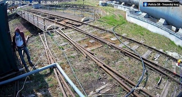 Polícia hľadá mužov z kamerových záznamov, potrebuje vašu pomoc
