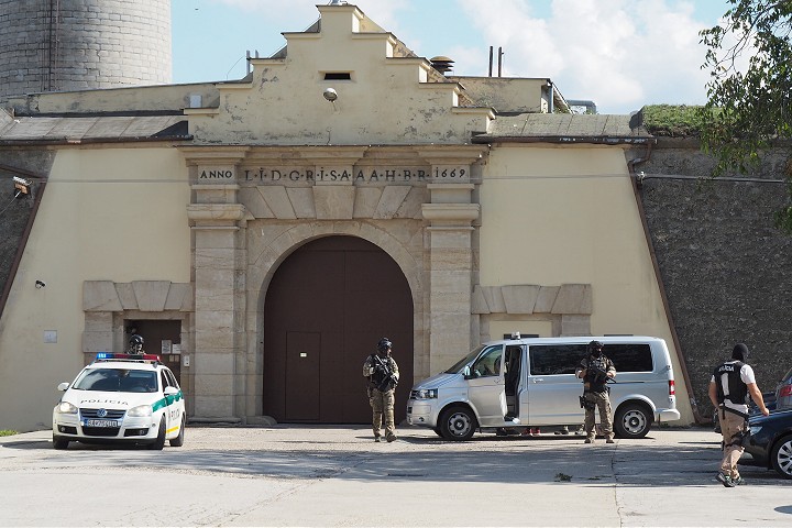 Policajti z inšpekcie zadržali príslušníka ZVJS v Leopoldove, našli mu anaboliká