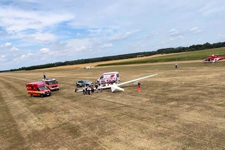 Na letisku v Boleráze spadol vetroň, zranili sa dvaja ľudia