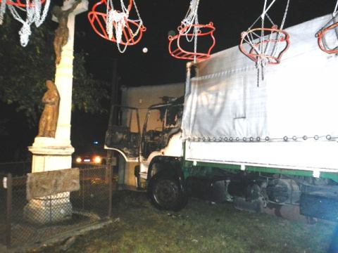 Hody sa začali v piatok v noci požiarom kolotočiarskeho auta