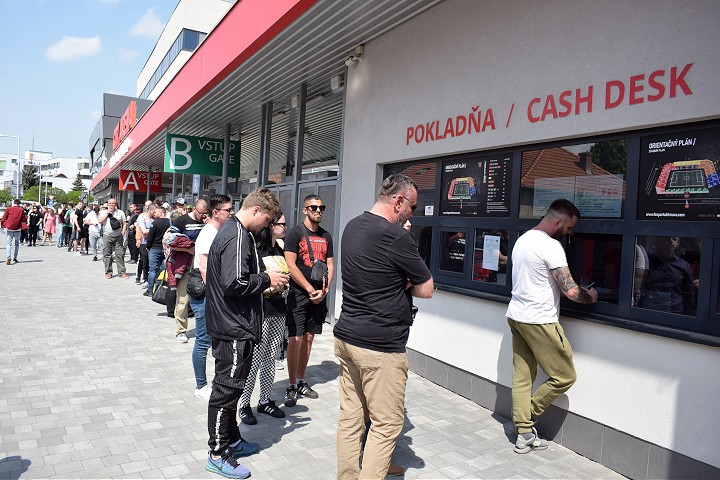 V Trnave začal predaj lístkov na finále, pri pokladni sa vytvoril dlhý rad