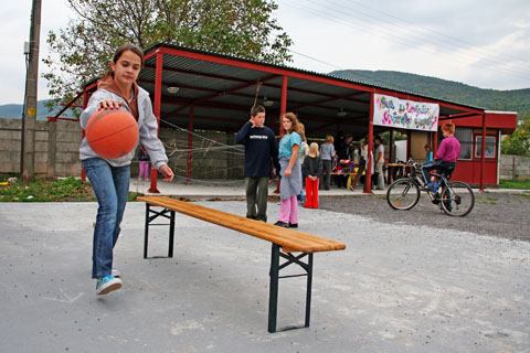 Kto lomozí v Orešanoch?