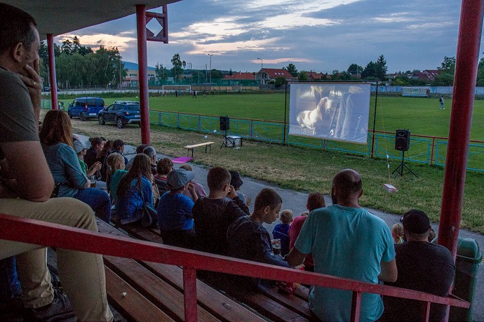 V Horných Orešanoch premietnu v letnom kine českú komédiu More na dvore