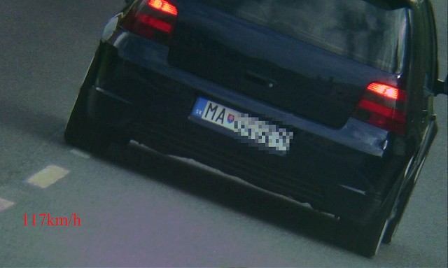 Pokuta ho neminie: Vodič Golfu sa rútil po Dolnom Lopašove 117 km/h