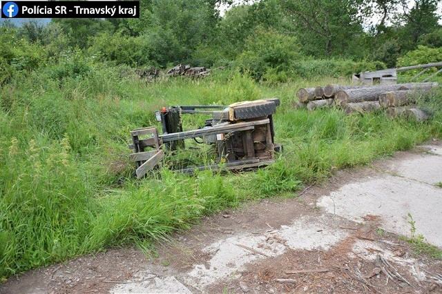 Opitý muž havaroval v Lošonci na vysokozdvižnom vozíku, na konte má aj ťažkú ujmu na zdraví
