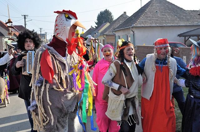 FOTO: V Dolných Lovčiciach bolo veselo, mali fašiangový sprievod aj zabíjačku