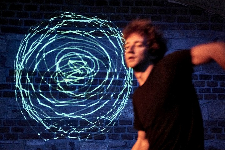 Ponúknu koncert z inej galaxie: Luminofor používa ako nástroj aj vlastné telo