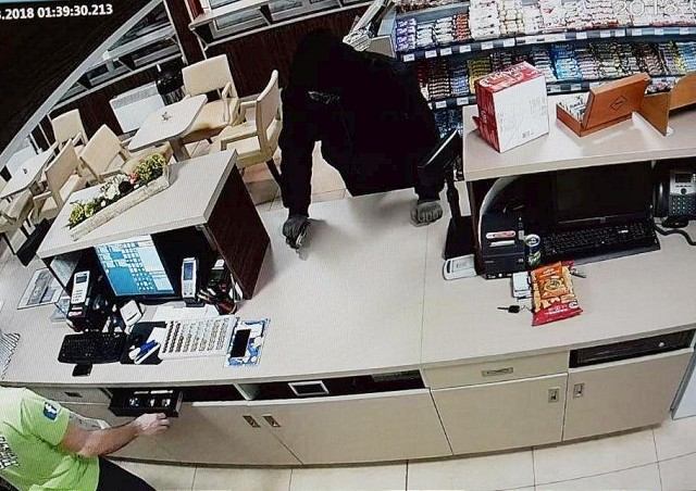 Benzínku v Modranke vykradli, lupič je na úteku