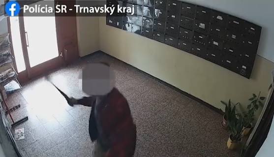 Kamery v paneláku v Hlohovci rozmlátil mačetou, hrozí mu väzenie