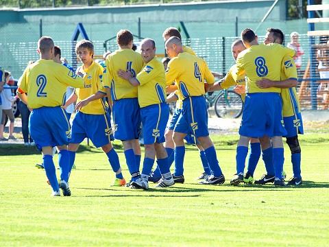 Futbalistom Maduníc počas zápasu v Chtelnici ukradli zo šatne peniaze