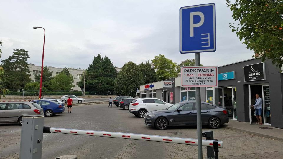 Pred malým Tescom na Špačinskej sa zadarmo parkuje už len hodinu