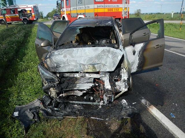 Nehoda pri Malženiciach: Vozidlo po náraze začalo horieť