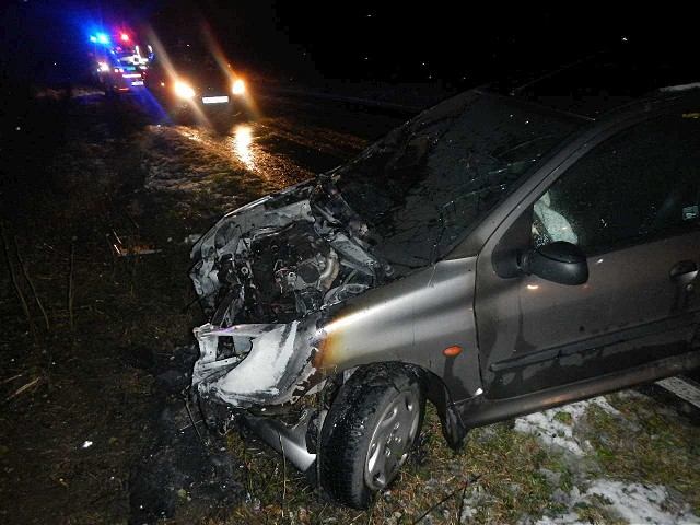 Medzi Trnavou a Malženicami horel v noci havarovaný automobil