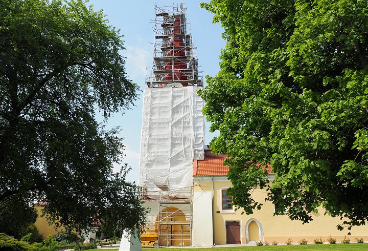 Pri oprave kostolnej veže v Malženiciach našli správy od predkov