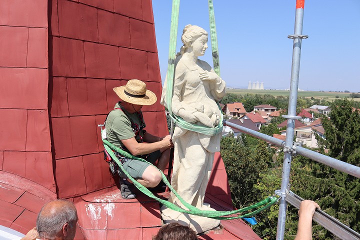 Na Malženice opäť dozerá z veže kostola štvorica svätých