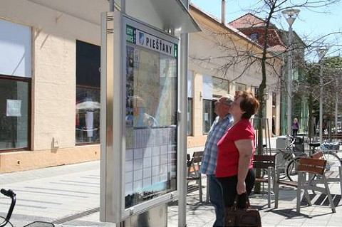 Turistov informuje hovoriaca mapa. Stojí uprostred Piešťan