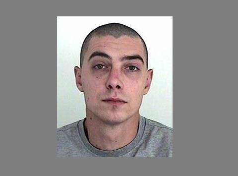 Polícia vyhlásila pátranie po troch mužoch, jedného hľadajú pre vraždu, dvoch pre krádež