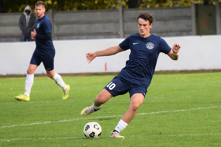 Futbal, 8. liga A, B: Šúrovce opäť na čele tabuľky, Latečka strelil 6 gólov