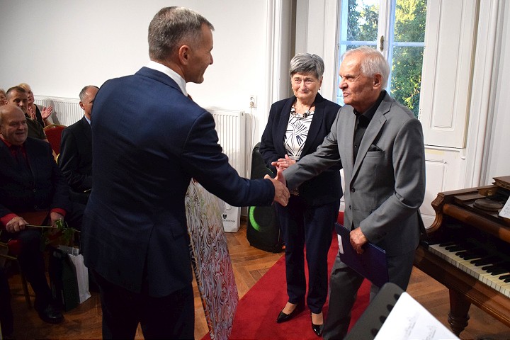 Novinár Marián Pavlík má unikátnu výstavu, ukázal stovky fotografií Cíferčanov