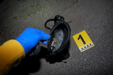 Marihuany sa snažili zbaviť za jazdy, policajti ich prichytili