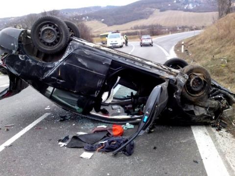 Za Hlohovcom sa prevrátila Mazda, zasahoval aj vrtuľník