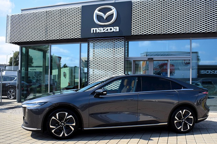 Na trh prichádza nový elektromobil, Mazda 6e je už aj v Trnave