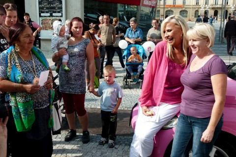 VIDEO: Taxikárka z reklamy Eva Máziková pobláznila Trnavu