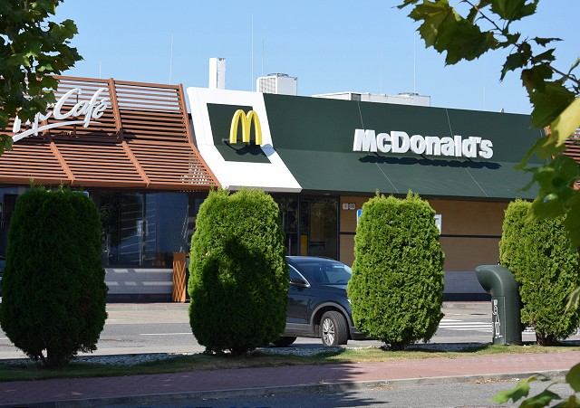 Trnavské prevádzky McDonalds zavreli, trom zamestnancom potvrdili koronavírus
