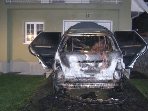 Horel drahý Mercedes, blízky rodinný dom už mal namále