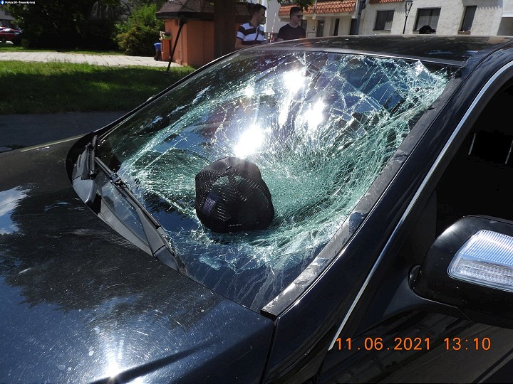 Kolobežkár v Trnave skončil po zrážke s Mercedesom  v nemocnici
