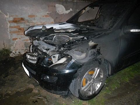 V Opoji zhorel luxusný mercedes, príčinu vyšetrujú