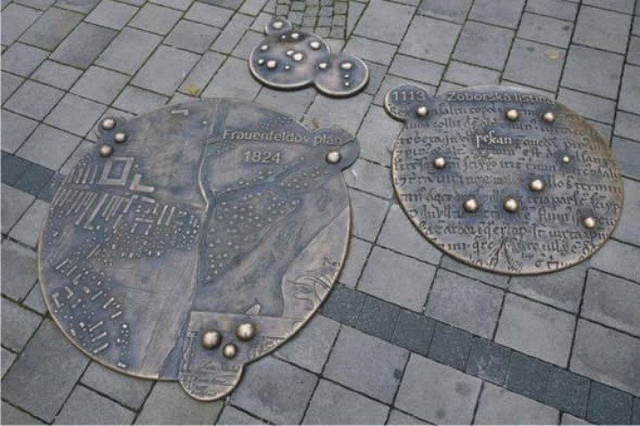 V Piešťanoch niekto ukradol z chodníka umelecké prvky, radnica žiada o pomoc pri pátraní